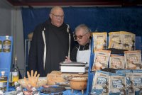 Große Mönche verkaufen Riesen-Cashews. Logisch!